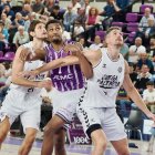 Wilson intenta zafarse del bloqueo del rebote de dos jugadores del Palencia Baloncesto.