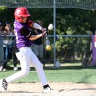 Un jugador del CBS Valladolid batea la pelota