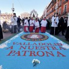 La procesión de Nuestra Señora de San Lorenzo pasando sobre la alfombra floral en la plaza Mayor