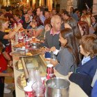 Caseta de la Feria de Día en la calle Correos atestada de público.