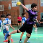 Un jugador lanza a portería en el XXIII Trofeo Cadete Caja Rural Aula Valladolid