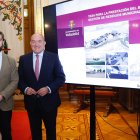 El concejal de Hacienda, Personal y Modernización Administrativa, Francisco Blanco y el alcalde, Jesús Julio Carnero, en la presentación de la tasa de basuras