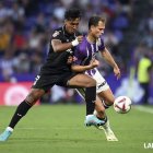 Latasa forcejea con el peruano Renato Tapia durante el Real Valladolid-Leganés.