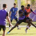 Juma disputa un balón con Kenedy en un entrenamiento