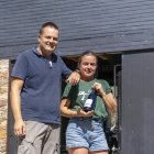 osé Antonio García y Julia Peña, un sólido tándem berciano a la puerta de su bodega en Valtuille de Abajo.