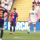 Cenk, ante Íñigo Martínez y Pablo Torre durante su estreno, en Barcelona.