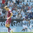 El Celta celebra un gol ante un cabizbajo jugador blanquivioleta.