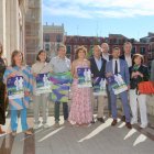 Foto de familia tras la presentación de la carrera en el balcón del Ayuntamiento.