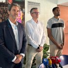 Jesús Manso (Ponce)  y Enrique Peral (Real Valladolid Baloncesto) junto al jugador del UEMC Real Valladolid, Wilson.