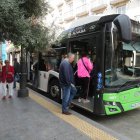 Un autobús en la plaza Fuente Dorada en el Día Sin Coche