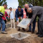 El alcalde de Valladolid, Jesús Julio Carnero, coloca la primera piedra del recinto de la Feria de Folklore y Gastronomía José Luis Bellido.