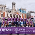 Foto de familia del UEMC Real Valladolid Baloncesto en la Plaza Mayor