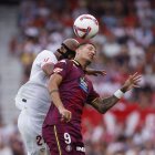 El delantero centro blanquivioleta Marcos André y el defensa central sevillista Marcão pugnan por un balón aéreo.