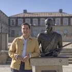 Rodrigo González, frente al Palacio de los duques de Alba, en Piedrahita