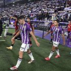 Jugadores de Real Valladolid y Mallorca salen al campo desde el túnel de vestuarios el pasado viernes.