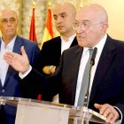 El alcalde de Valladolid, Jesús Julio Carnero, junto a dos de los técnicos, durante la presentación del informe sobre el soterramiento. E. M.