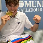 Iván Romeo muerde la medalla de oro lograda en el Mundial Contrarreloj Sub-23 celebrado en Zurich.