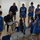 Chuchi Fernández da instrucciones a sus jugadoras en un tiempo muerto.