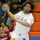 Juanín García en uno de sus partidos de balonmano con el Abanca Ademar de León.