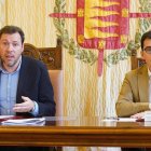 Óscar Puente y Pedro Herrero en el Ayuntamiento de Valladolid.