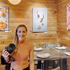 La fotógrafa gastronómica Alba García posa frente a su exposición Gastro Arte, en el local Barrio Húmedo de Madrid.