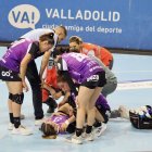 María Antón es atendida por sus compañeras tras caer lesionada en el partido de la EFH European Cup.