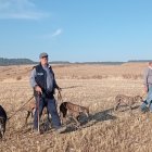 Dos aficionados galgueros en el coto vallisoletano de Simancas.