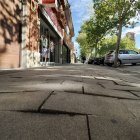 Baldosas levantadas en la avenida de Santander, en el entorno objeto de la polémica.