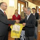 Ramiro Ruiz Medrano, entonces presidente de la Diputación, entrega en 2011 el maillot amarillo a Paco Bravo, retirado tres años antes, en la presentación de la Vuelta Ciclista a Valladolid.