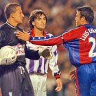 Luis Enrique se disculpa con César Sánchez ante Santamaría, en el Barcelona-Real Valladolid 97-98.