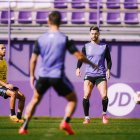 Javi Sánchez, de frente, a la derecha, junto a Anuar y Rosa, de espaldas, en el entrenamiento de ayer.