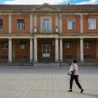 Acceso principal del centro de salud, ahora clausurado porque no es accesible