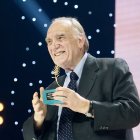 Fernando Méndez-Leite, con la Espiga de Honor de la Seminci.