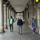 Viandantes paseando por la plaza de Fuente Dorada en la actualidad.