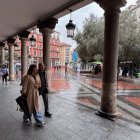 Viandantes paseando por la plaza de Fuente Dorada en la actualidad.