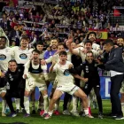 El Real Valladolid, eufórico, celebra su laborioso triunfo en Mendizorroza, el triunfo 500 de la historia del club en Primera.