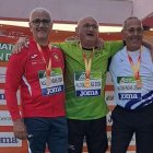 Emilio Méndez, del Club Atletismo Valladolid, en el podio.