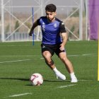 Raúl Moro avanza con el balón durante el entrenamiento de ayer.