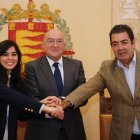 Leticia Mingueza, Jesús Julio Carnero y Alberto Gutiérrez Alberca en la firma del convenio con los autónomos.