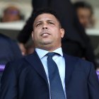 Ronaldo Nazário, de traje en el palco del estadio Zorrilla.