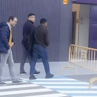 Ronaldo, en el centro, entra a las oficinas del club.