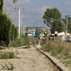 Dos ciclistas circulan por la calzada, junto a las obras inacabadas del carril bici.