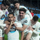 Anuar celebra junto a sus compañeros el tercer gol frente al Alavés