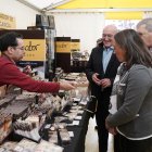 La consejera de Agricultura, Ganadería y Desarrollo Rural, María González Corral, y el alcalde de Valladolid, Jesús Julio Carnero, inauguran la muestra de los artesanos de Tierra de Sabor en el marco de la Seminci