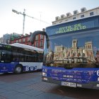 Autobuses de Auvasa en la Plaza Mayor de Valladolid.