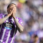 Kenedy se lleva las manos a la cara ante el Villarreal.