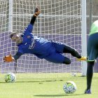 Julio Iricibar realiza una estirada durante un entrenamiento con el primer equipo del Real Valladolid.