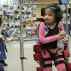 La pequeña Vega, en la presentación del exoesqueleto pediátrico Atlas 2030, desarrollado por Marsi Bionics y donado por la Fundación Nemesio Diez a Aspace.