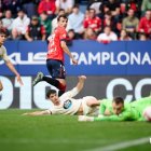 Budimir envía el balón al poste con Martín, Torres y Hein mirando el cuero.