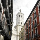 Fachada principal de la Catedral de Valladolid entre los edificios de la calle Cascajares.
